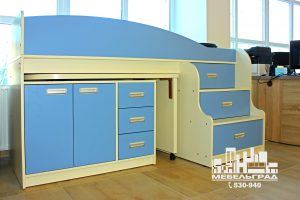 Мебель для детской комнаты: двух-ярусная кровать и стол. белый с голубым