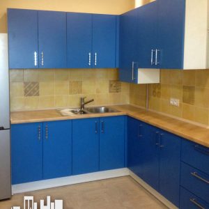 Яркая синяя кухня